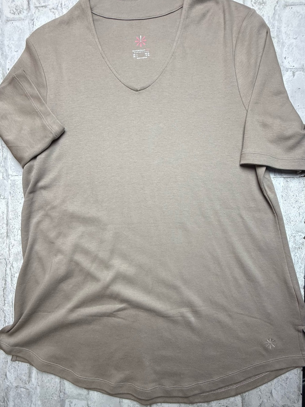 Isaac Mizrahi Live! Taupe Cotton Knit V-Neck Logo Tee Shirt Top Tunic NWOT L 😍